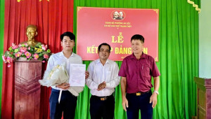 CHI BỘ KHU PHỐ THANH THỦY TỔ CHỨC LỄ KẾT NẠP ĐẢNG VIÊN MỚI