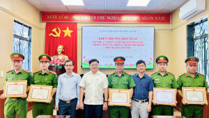 PHƯỜNG AN LỘC KHEN THƯỞNG ĐỘT XUẤT CÁC TẬP THỂ, CÁ NHÂN TIÊU BIỂU TRONG CÔNG TÁC PHÒNG, CHỐNG TỘI PHẠM