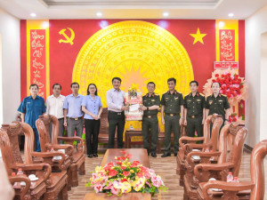 PHƯỜNG AN LỘC THĂM, TẶNG QUÀ BAN CHỈ HUY PHÒNG THỦ KHU VỰC 4 NHÂN KỶ NIỆM NGÀY 22/12