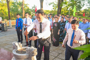 PHƯỜNG AN LỘC TỔ CHỨC LỄ DÂNG HƯƠNG ĐÀI TƯỞNG NIỆM NHÂN KỶ NIỆM 81 NĂM NGÀY THÀNH LẬP QUÂN ĐỘI NHÂN DÂN VIỆT NAM (22/12/1944 – 22/12/2025)