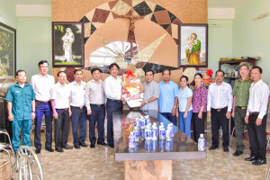 BÍ THƯ ĐẢNG ỦY, CHỦ TỊCH HĐND PHƯỜNG AN LỘC ĐỖ MINH TRUNG THĂM VÀ CHÚC MỪNG CÁC CƠ SỞ TÔN GIÁO NHÂN DỊP LỄ GIÁNG SINH NĂM 2025
