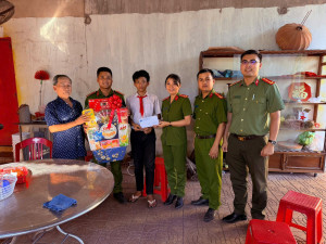 XUÂN YÊU THƯƠNG, TẾT SẺ CHIA CÙNG "CON NUÔI CÔNG AN XÃ"