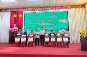 NGÂN HÀNG CHÍNH SÁCH XÃ HỘI BÌNH LONG PHỐI HỢP UBND PHƯỜNG AN LỘC TRAO QUÀ TẾT CHO CÁC HỘ GIA ĐÌNH KHÓ KHĂN TRÊN ĐỊA BÀN PHƯỜNG