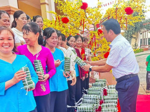 HỘI LHPN PHƯỜNG AN LỘC TỔ CHỨC CHƯƠNG TRÌNH TRAO BÁNH CHƯNG, BÁNH TÉT - LAN TỎA YÊU THƯƠNG, ĐÓN XUÂN ẤM ÁP