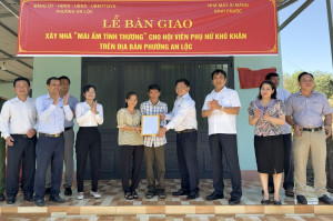 PHƯỜNG AN LỘC TỔ CHỨC BÀN GIAO NHÀ "MÁI ẤM TÌNH THƯƠNG" CHO HỘI VIÊN PHỤ NỮ KHÓ KHĂN
