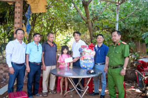 ĐỒNG CHÍ ĐỖ MINH TRUNG - BÍ THƯ ĐẢNG ỦY, CHỦ TỊCH HĐND PHƯỜNG AN LỘC THĂM, TẶNG QUÀ NGƯỜI BẢO TRỢ XÃ HỘI VÀ NGƯỜI CÓ CÔNG