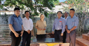 ĐỒNG CHÍ TRẦN THANH LONG - PHÓ BÍ THƯ ĐẢNG ỦY, CHỦ TỊCH UBND PHƯỜNG THĂM VÀ CHÚC TẾT ĐẢNG VIÊN CAO TUỔI ĐẢNG CHI BỘ KHU PHỐ THANH THỦY