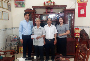 ĐẢNG ỦY PHƯỜNG AN LỘC TIẾP TỤC THĂM, TẶNG QUÀ ĐẢNG VIÊN CAO TUỔI, ĐỐI TƯỢNG BẢO TRỢ XÃ HỘI, NGƯỜI CÓ CÔNG