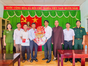 BÍ THƯ ĐẢNG ỦY, CHỦ TỊCH HĐND PHƯỜNG ĐỖ MINH TRUNG THĂM VÀ TẶNG QUÀ CÁC KHU PHỐ NHÂN DỊP TẾT BÍNH NGỌ 2026