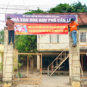 KHẨN TRƯƠNG TRANG TRÍ CỔ ĐỘNG TRỰC QUAN, KIỂM TRA HỆ THỐNG LOA TRUYỀN THANH PHỤC VỤ NGÀY BẦU CỬ
