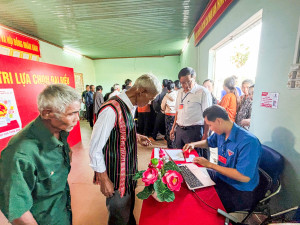CỬ TRI NGƯỜI ĐỒNG BÀO DÂN TỘC THIỂU SỐ TÍCH CỰC THAM GIA NGÀY HỘI BẦU CỬ