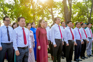 PHƯỜNG AN LỘC VIẾNG ĐÀI TƯỞNG NIỆM CÁC ANH HÙNG LIỆT SỸ NHÂN DỊP KỲ HỌP THỨ NHẤT HĐND PHƯỜNG KHÓA II, NHIỆM KỲ 2026 - 2031