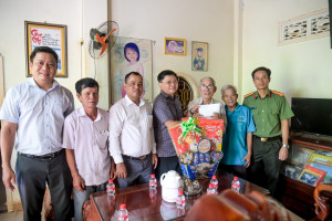 PHÓ BÍ THƯ ĐẢNG ỦY, CHỦ TỊCH UBND PHƯỜNG TRẦN THANH LONG THĂM, TẶNG QUÀ NGƯỜI CÓ CÔNG NHÂN DỊP KỶ NIỆM 51 NĂM NGÀY GIẢI PHÓNG MIỀN NAM, THỐNG NHẤT ĐẤT NƯỚC (30/4/1975 - 30/4/2026)