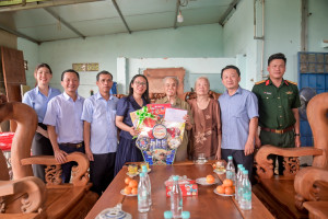 PHÓ BÍ THƯ THƯỜNG TRỰC ĐẢNG ỦY - LÊ THỊ HỒNG PHẤN, THĂM, TẶNG QUÀ NGƯỜI CÓ CÔNG DỊP 30/4