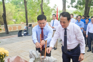 PHƯỜNG AN LỘC TỔ CHỨC LỄ DÂNG HƯƠNG, DÂNG HOA ĐÀI TƯỞNG NIỆM CÁC ANH HÙNG LIỆT SĨ NHÂN KỶ NIỆM 51 NĂM NGÀY GIẢI PHÓNG MIỀN NAM, THỐNG NHẤT ĐẤT NƯỚC (30/4/1975 - 30/4/2026)