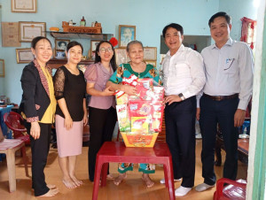 Đảng ủy phường An Lộc trao quà cho đảng viên có hoàn cảnh khó khăn