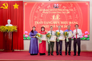 ĐẢNG ỦY PHƯỜNG AN LỘC TỔ CHỨC LỄ TRAO TẶNG HUY HIỆU ĐẢNG ĐỢT 19/5