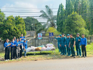 TUỔI TRẺ AN LỘC RA QUÂN XÓA “ĐIỂM ĐEN” RÁC, RA MẮT CÔNG TRÌNH “KỆ RÁC THANH NIÊN, HÀNH ĐỘNG NHỎ -THAY ĐỔI LỚN”