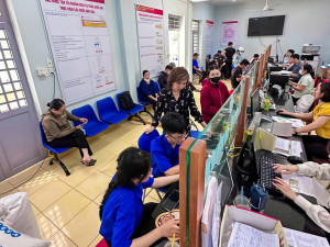 Trung tâm Phục vụ hành chính công phường An Lộc thực hiện công tác kiểm soát thủ tục hành chính về việc niêm yết công khai Quyết định công bố danh mục thủ tục hành chính và dịch vụ công trực tuyến.