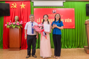 CHI BỘ TRƯỜNG TH - THCS THANH PHÚ TỔ CHỨC LỄ KẾT NẠP ĐẢNG VIÊN MỚI