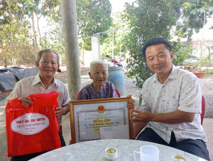 CHỦ TỊCH UBND PHƯỜNG AN LỘC THĂM, CHÚC THỌ NGƯỜI CAO TUỔI NHÂN KỶ NIỆM 85 NĂM NGÀY TRUYỀN THỐNG NGƯỜI CAO TUỔI VIỆT NAM