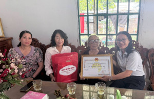 PHÓ BÍ THƯ THƯỜNG TRỰC ĐẢNG ỦY LÊ THỊ HỒNG PHẤN THĂM VÀ TẶNG QUÀ NGƯỜI CAO TUỔI TRÊN ĐỊA BÀN