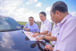 ĐỒNG CHÍ ĐỖ MINH TRUNG - BÍ THƯ ĐẢNG ỦY, CHỦ TỊCH HĐND PHƯỜNG AN LỘC KHẢO SÁT THỰC TẾ QUỸ ĐẤT CÔNG VÀ HẠ TẦNG GIAO THÔNG TRÊN ĐỊA BÀN PHƯỜNG