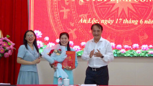 ĐẢNG UỶ PHƯỜNG CÔNG BỐ QUYẾT ĐỊNH BỔ NHIỆM CÔNG TÁC CÁN BỘ