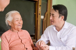 ĐỒNG CHÍ ĐỖ MINH TRUNG - BÍ THƯ ĐẢNG ỦY, CHỦ TỊCH HĐND PHƯỜNG AN LỘC THĂM, TẶNG QUÀ CÁC CỤ TRÒN 90 TUỔI TRÊN ĐỊA BÀN PHƯỜNG 🌸🎁