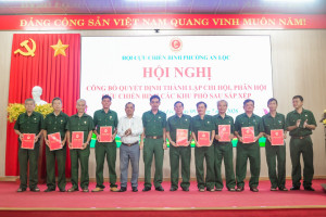 HỘI NGHỊ CÔNG BỐ QUYẾT ĐỊNH THÀNH LẬP CHI HỘI, PHÂN CÔNG HỘI VIÊN CỰU CHIẾN BINH CÁC KHU PHỐ SAU SẮP XẾP