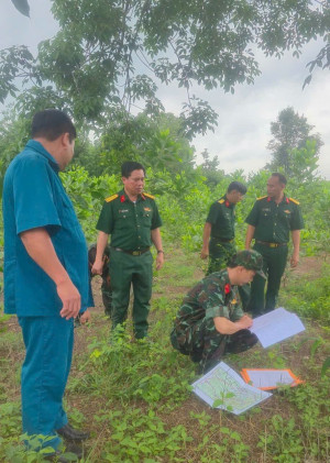 Khảo sát, nắm thông tin về hài cốt liệt sĩ hi sinh trên địa bàn phường An Lộc.