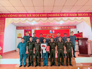 CHI BỘ QUÂN SỰ PHƯỜNG AN LỘC TỔ CHỨC LỄ KẾT NẠP ĐẢNG VIÊN
