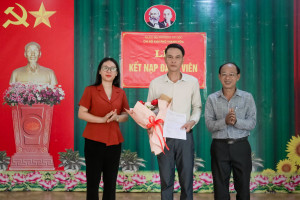KẾT NẠP ĐẢNG VIÊN MỚI, TIẾP TỤC XÂY DỰNG TỔ CHỨC ĐẢNG VỮNG MẠNH TẠI KHU PHỐ THANH HÒA