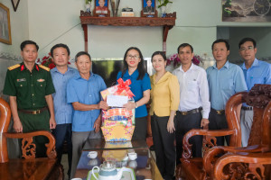 PHƯỜNG AN LỘC THĂM, TẶNG QUÀ GIA ĐÌNH CHÍNH SÁCH NHÂN KỶ NIỆM 79 NĂM NGÀY THƯƠNG BINH - LIỆT SĨ (27/7/1947 - 27/7/2026)