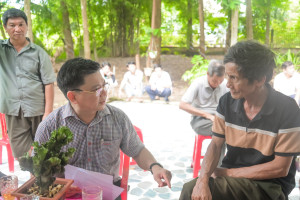 PHÓ BÍ THƯ ĐẢNG ỦY, CHỦ TỊCH UBND PHƯỜNG TRẦN THANH LONG ĐỐI THOẠI VỚI CÁC HỘ DÂN, THÁO GỠ VƯỚNG MẮC TRONG CÔNG TÁC BÀN GIAO MẶT BẰNG THI CÔNG ĐƯỜNG ĐIỆN 110KV