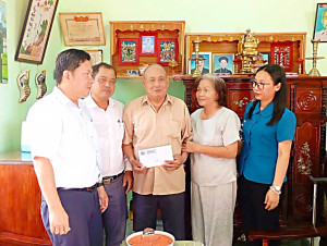 LÃNH ĐẠO PHƯỜNG AN LỘC THĂM, TẶNG QUÀ NẠN NHÂN CHẤT ĐỘC DA...
