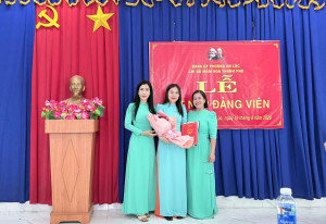 CHI BỘ TRƯỜNG MẦM NON THANH PHÚ TỔ CHỨC LỄ KẾT NẠP ĐẢNG VIÊN MỚI
