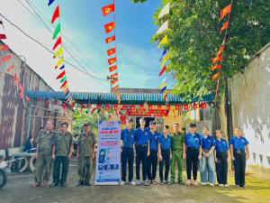 RA QUÂN “CHIẾN DỊCH MÙA HÈ SỐ CÙNG VNeID” TẠI KHU PHỐ PHÚ THỊNH