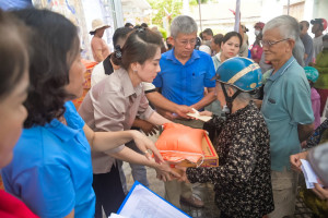 HỘI NGƯỜI CAO TUỔI PHƯỜNG AN LỘC VÀ KHU PHỐ PHÚ THỊNH TRAO TẶNG 100 PHẦN QUÀ VÀ 1.000 CUỐN VỞ TẠI KHU DI TÍCH MỘ 3.000 NGƯỜI 🎁