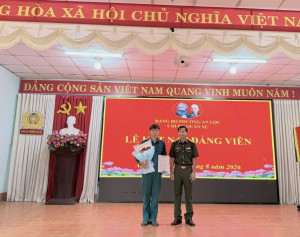 CHI BỘ QUÂN SỰ PHƯỜNG AN LỘC TỔ CHỨC LỄ KẾT NẠP ĐẢNG VIÊN