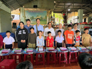 UỶ BAN MTTQ VIỆT NAM PHƯỜNG AN LỘC PHỐI HỢP TRAO QUÀ VÀ ĐỒ DÙNG HỌC TẬP CHO HỌC SINH CÓ HOÀN CẢNH KHÓ KHĂN NĂM HỌC 2026 - 2027
