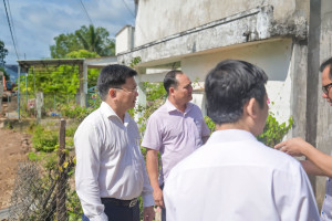 CHỦ TỊCH UBND PHƯỜNG TRẦN THANH LONG KHẢO SÁT TIẾN ĐỘ THI CÔNG CÔNG TRÌNH NÂNG CẤP ĐƯỜNG TPT18, TẬP TRUNG THÁO GỠ VƯỚNG MẮC MẶT BẰNG