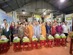 UỶ BAN MTTQ VIỆT NAM PHƯỜNG AN LỘC PHỐI HỢP TRAO TẶNG QUÀ CHO CÁC HỘ GIA ĐÌNH KHÓ KHĂN