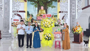 LÃNH ĐẠO PHƯỜNG AN LỘC THAM DỰ, TẶNG HOA CHÚC MỪNG ĐẠI LỄ VU LAN BÁO HIẾU TẠI CHÙA THANH SƠN