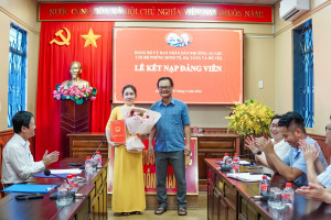 CHI BỘ PHÒNG KINH TẾ, HẠ TẦNG VÀ ĐÔ THỊ KẾT NẠP ĐẢNG VIÊN MỚI