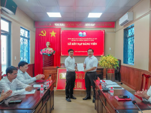 CHI BỘ VĂN PHÒNG HĐND VÀ UBND PHƯỜNG AN LỘC KẾT NẠP ĐẢNG VIÊN MỚI