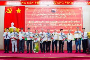 HUY HIỆU ĐẢNG - DẤU SON CỦA NHỮNG NĂM THÁNG CỐNG HIẾN