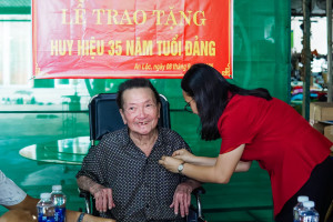 TRAO TẶNG HUY HIỆU 35 NĂM TUỔI ĐẢNG - GHI NHẬN CHẶNG ĐƯỜNG CỐNG HIẾN
