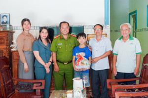 MANG TRĂNG RẰM ĐẾN VỚI TRẺ EM KHÓ KHĂN PHƯỜNG AN LỘC