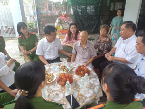 Đoàn Công tác của Tỉnh ủy  tỉnh  đến thăm và tặng quà cho gia đinh chính  trên địa bàn xã An Phước